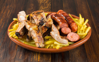Costillas y chorizos barbacoa