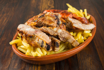 Costillas y chorizos barbacoa