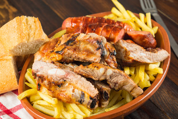 Costillas y chorizos barbacoa