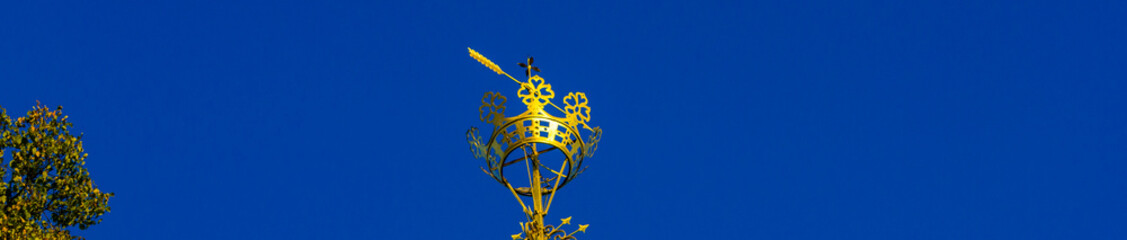 Fototapeta na wymiar Siegener Krönchen gegen blauen Himmel