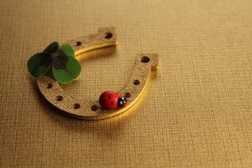 Glückbringer auf goldenem Hintergrund