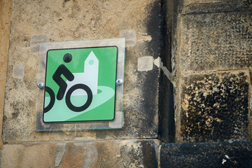 Hinweis auf eine Radfahrerkirche im Ort Wehlen am Elberadweg in der Sächsischen Schweiz