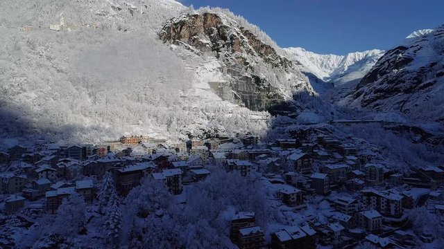 Aerial 4K - Chiesa Valmalenco - Valtellina (IT) - Vista invernale con neve fresca