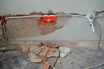 remont - cienka ścianka działowa przebita na wylot podczas wkuwania puszek elektrycznych - obrazy, fototapety, plakaty