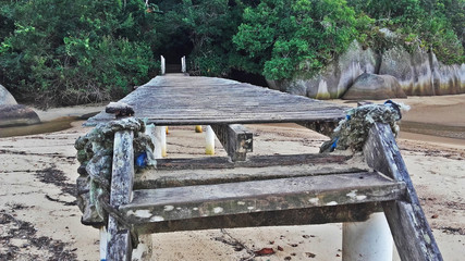 Antiguo muelle sin agua