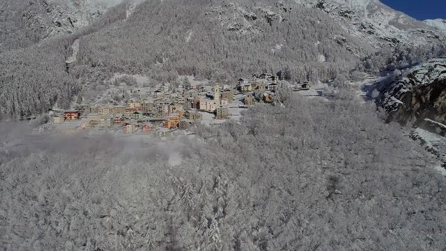 Aerial 4K - Primolo - Valmalenco (IT) - Vista invernale con neve fresca