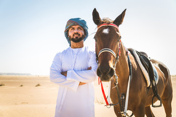 Obraz premium Arabian man with horse in the desert