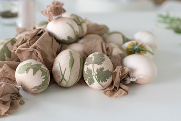 Wie man Ostereier in Zwiebelschalen färbt und schöne Muster drauf bekommt