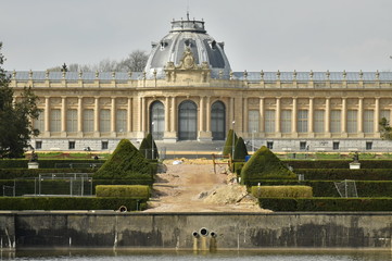 L'all&eacute;e principale s&eacute;parant l'&eacute;tang et le Mus&eacute;e National de l'Afrique Central en travaux  au parc de Tervuren &agrave; l'est de Bruxelles