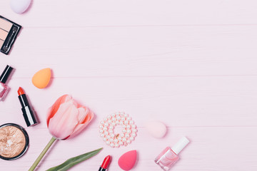 Obraz na płótnie Canvas Beauty products and fresh tulip flower