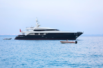 Obraz na płótnie Canvas The yacht is anchored near the coast of Turkey