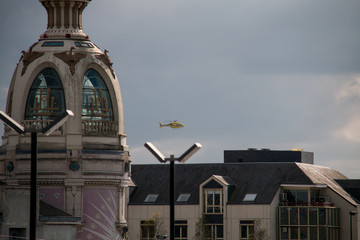 Helicopter volant près de la tour du lieu unique dans le centre ville de nantes - Loire Atlantique 