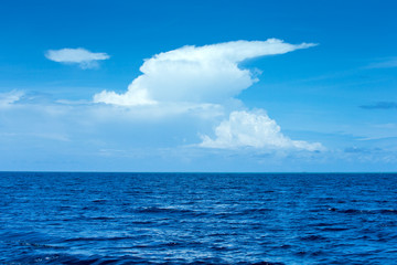 Obraz premium Beautiful sky and blue sea . tropical beach