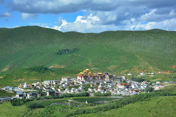 Fototapeta na wymiar View of Ganden Songzanlin Buddhist Monastery from the top of the hill. Shangri-La, China