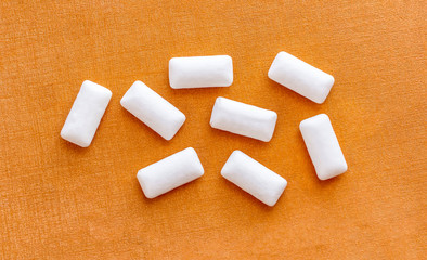 Chewing gums white in the form of pillows