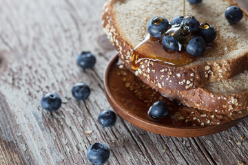 Obraz na płótnie Canvas blueberry toast with syrap