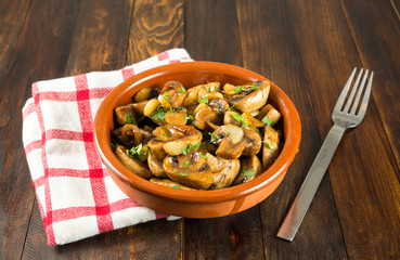 Champiñones al ajillo