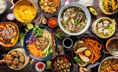 Abwaschbare Fototapete Essen Draufsichtzusammensetzung verschiedener asiatischer Speisen in Schüssel