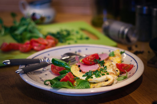 zdrowy omlet z szynką, pomidorami i szczypiorkiem