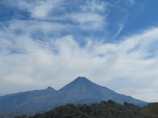 Wunderschöne Wolken Formationen über dem Vulkan von Colima in Mexiko