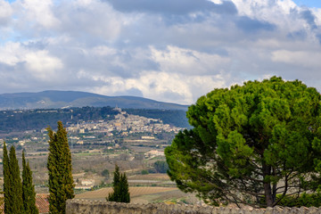 Vue panoramique sur le village de Bonnieux au printemps. Provence, Luberon, France. 