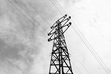 Strommasten ragt in den Himmel - Energieversorgung für alle