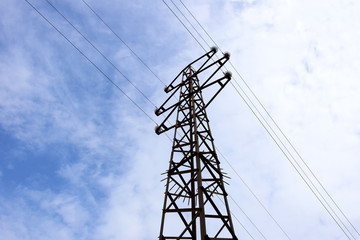 Strommasten vor blauen Himmel