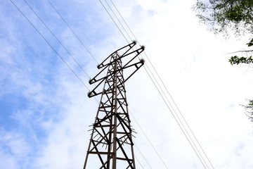Strommasten vor blauen Himmel mit Wolken