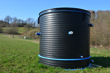 Ein als Quellkammer vorbereiteter Kunststoff-Tank auf für eine Wasserfassung im Grünland