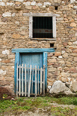 Puerta y ventana de una cuadra de piedra