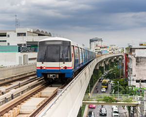 Naklejka premium Pociąg Sky w Bangkoku w Tajlandii