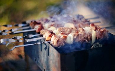 Grilling marinated shashlik