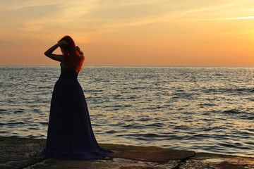 Fototapeta na wymiar silhouette of young woman at sunrise