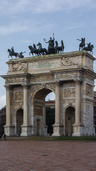 Obraz premium peace arc in milan with bronce shorse sculptures