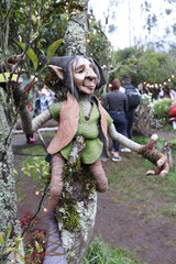 duende en árbol
