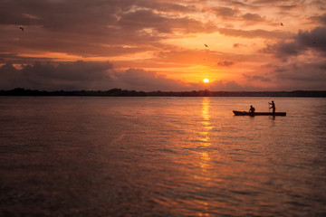 Fototapeta premium Fischerboot im Sonnenuntergang