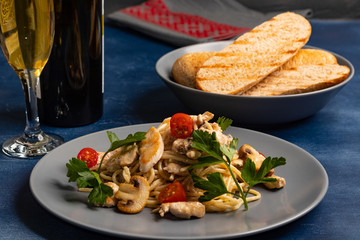 Pasta with chiken and mushrooms
