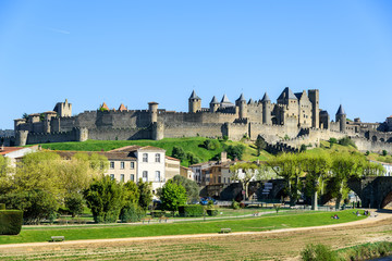 Fototapeta na wymiar Vista del castillo y ciudad amurallada de Carcasonne, Francia en un dia despejado