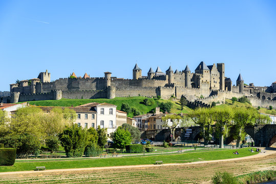 Vista del castillo y ciudad amurallada de Carcasonne, Francia en un dia despejado