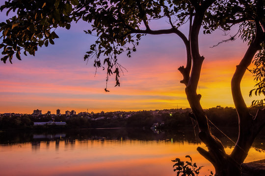 Amanhecer no lago jaboti na cidade de Apucarana