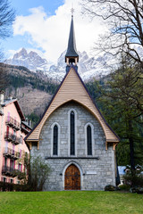 Fototapeta na wymiar Iglesia en montaña nevada en Chamonix, Francia, Mont Blanc