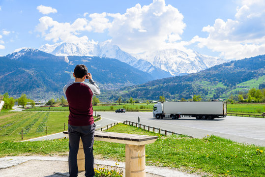 Joven tomando fotografia panoramica a los Alpes Suizos