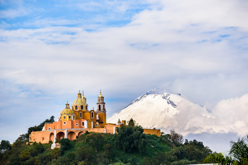 Iglesia en Choula, Puebla a las faldas del Volcan Popocatepetl, México