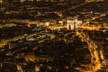 Toma aerea de la ciudad de Paris, Francia y el emblem&aacute;tico Arco del Triunfo