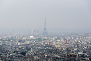 Fototapeta na wymiar Contaminación en la Ciudad de Paris, al centro la Torre Eifel