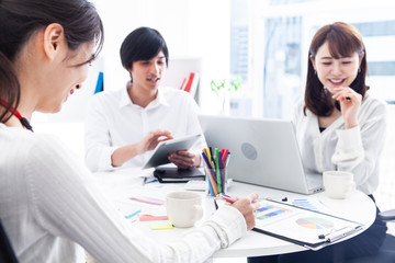 和やかに会議をする若手ビジネスマン