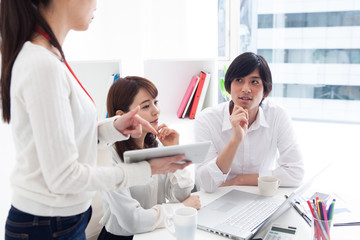 Fototapeta premium 和やかに会議をする若手ビジネスマン