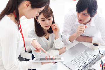 Fototapeta premium 和やかに会議をする若手ビジネスマン