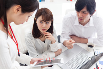 Obraz premium 和やかに会議をする若手ビジネスマン