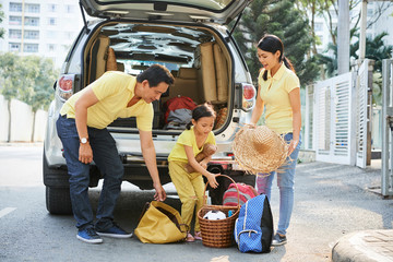 Family loading car trunk